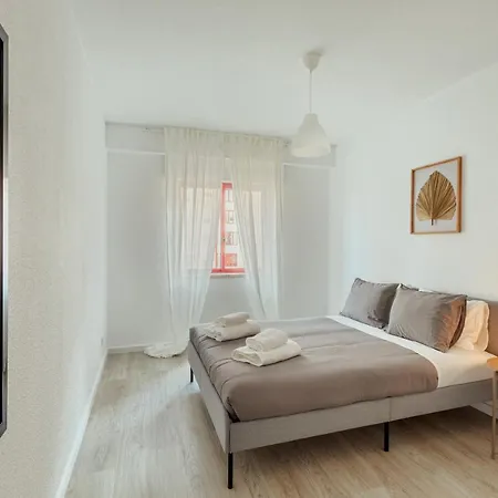 Elegant 3 Bedroom Apt - City Centre - Garage - Metro-2
